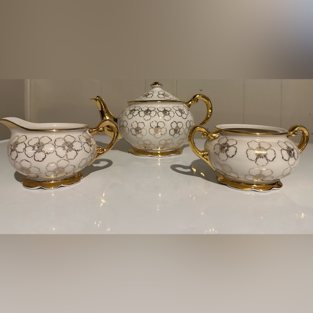 Very pretty teapot with lid, sugar bowl and creamer